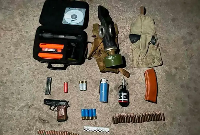 Жамбылские полицейские обнаружили 20 единиц оружия, гранаты и патроны