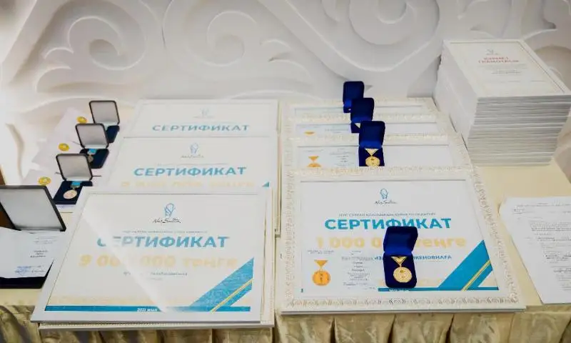 ەلوردانىڭ ۇزدىك مۇعالىمدەرى 1 ميلليون تەڭگەدەن سىيلىق الدى