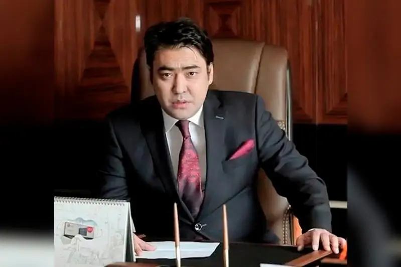 مەيرامبەك بەسبايەۆ ۇلى مەن قىزىن ءوز بەينەبايانىنا ءتۇسىردى