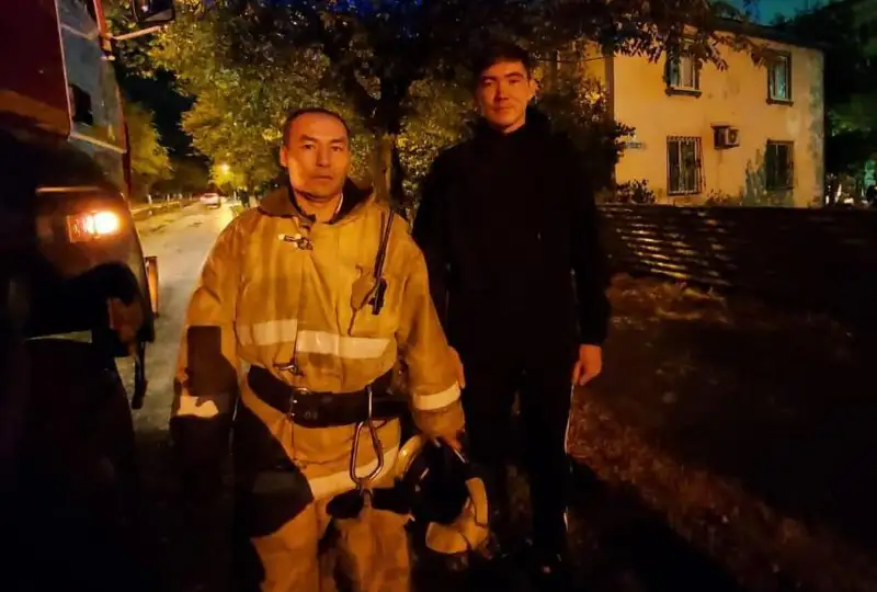 Ulttyq ulan ofıtseri turǵyn úıdegi órtti sóndirýge kómektesti