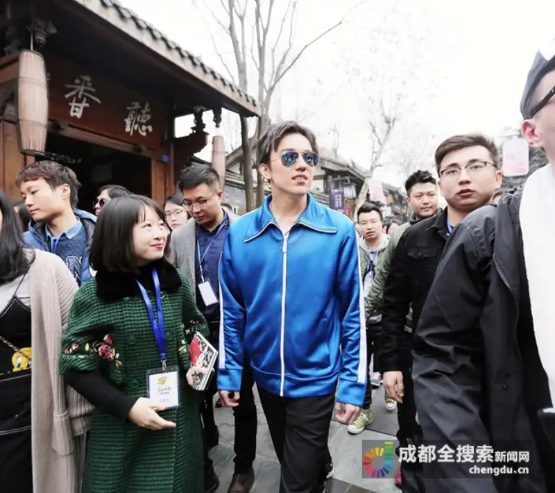 Димаш Құдайбергенов қытайлықтарға &laquo;Анаға сәлем&raquo; акапелласын шырқап берді