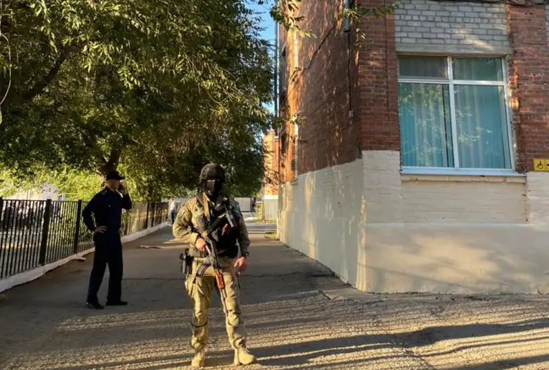 Aqtóbede polıtsııa qyzmetkerleri tórt mektepten bomba izdedi