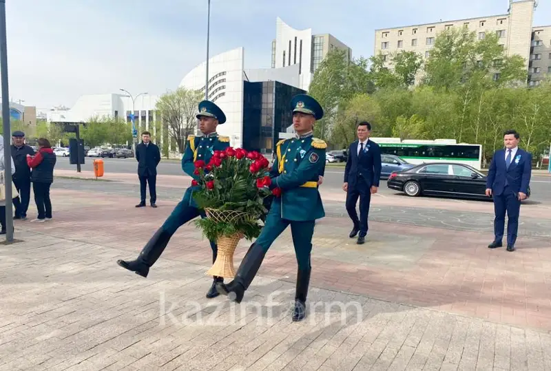 Государственный секретарь РК возложил цветы к памятнику Маншук Маметовой
