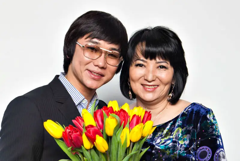 مەن ءۇشىن ەڭ قىمبات سىي: قايرات نۇرتاس اناسىنا 20 مىڭ دوللارعا نە سىيلادى