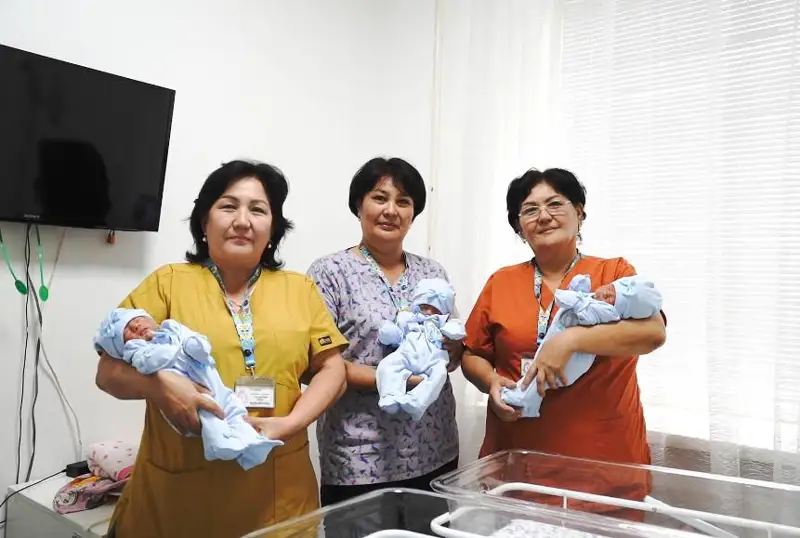 Родившуюся в Атырау тройню выписали из роддома