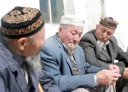 اقساقال نەگە ەڭكىلدەپ جىلادى؟
