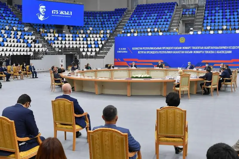 قاسىم-جومارت توقايەۆ ابايتانۋشى عالىمدارمەن كەزدەستى