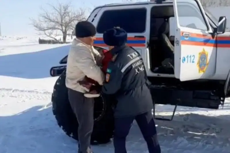 Из занесенного снегом села доставили в райбольницу больного ребенка костанайские спасатели