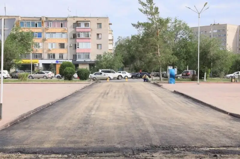 Дворы многоэтажных домов асфальтируют в Актобе