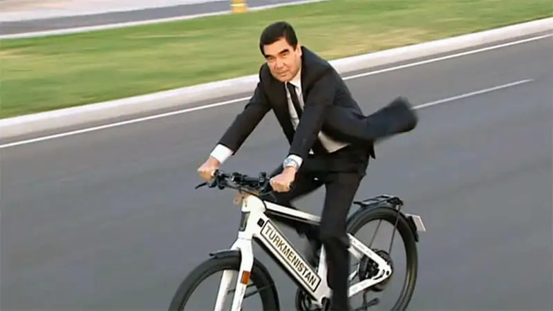 تۇرىكمەنستان پرەزيدەنتى نەمەرەسىمەن سەرۋەندەپ، سايگۇلىككە ءمىندى
