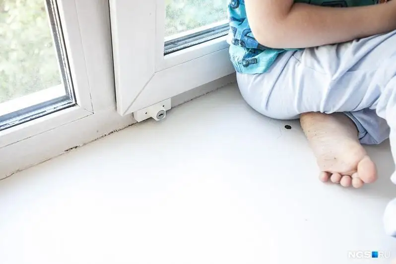 بەس جاسار بالا تەرەزەدەن قۇلاپ كەتە جازدادى