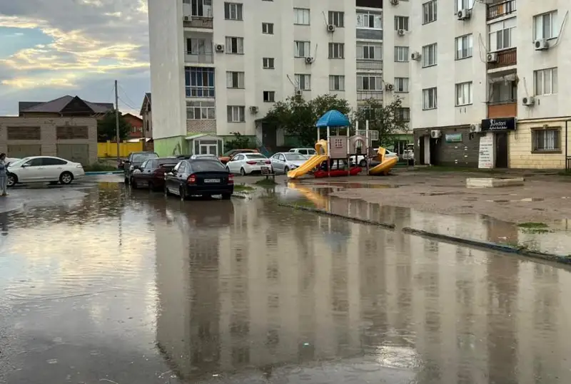 Сильный ливень обрушился на Атырау