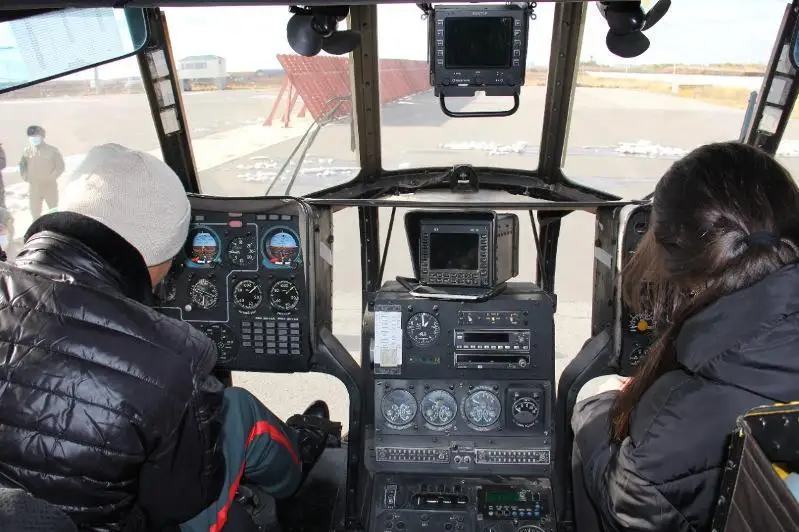 ەلوردالىق وقۋشىلار اسكەري ۇشاقتىڭ تىزگىنىنە وتىردى - فوتو