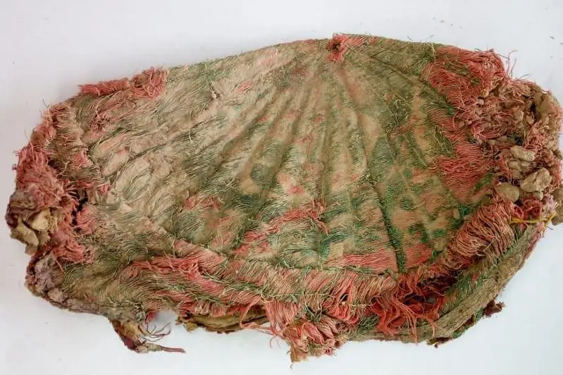 كۇلتوبە قالاشىعىندا ماتادان تىگىلگەن ەسكى باس كيىم تابىلدى