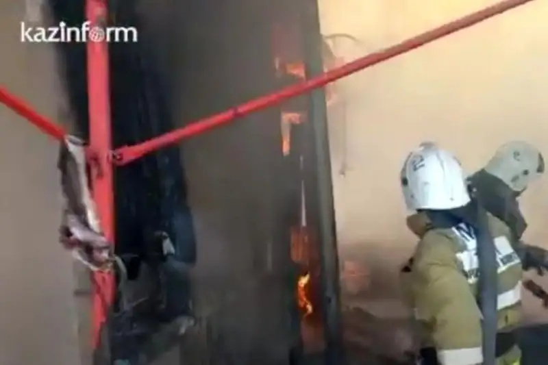 Shymkentte elektr jelileriniń qysqa tuıyqtalýynan órt shyǵyp, úı men kólik janyp ketti