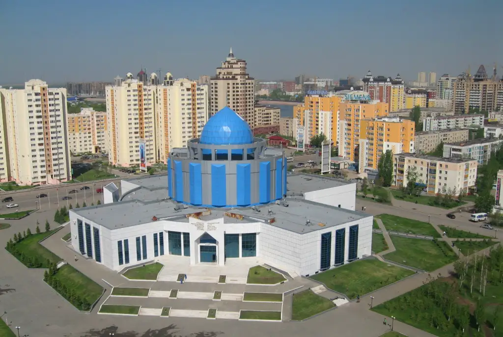 Назарбаевтың өз қолымен сызған суреті Астананың көрікті ғимарат, ескерткіштеріне айналды