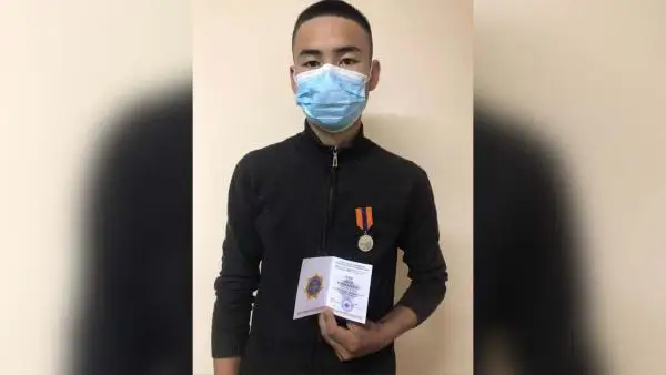 سوتتالعان جىگىت سۋعا باتقان بالانى قۇتقارعانى ءۇشىن ماراپاتتالدى
