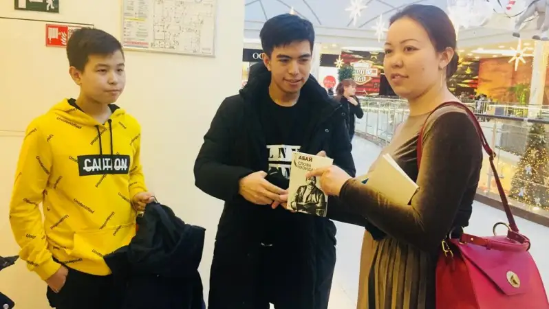 ابايدىڭ ولەڭىن وقىپ، ءانىن ايتقاندار سىيلىققا يە بولدى