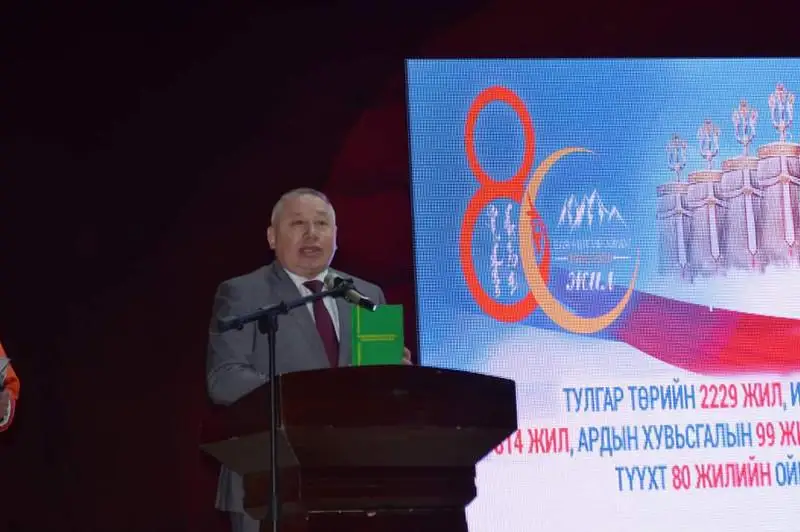 «موڭعوليا قازاقتارى: تانىمال تۇلعالار» كىتابىنىڭ تۇساۋى كەسىلدى - شەتەلدەگى قازاق ءتىلدى ب ا ق- قا شولۋ