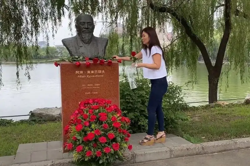 بەيجىڭدەگى اباي ەسكەرتكىشىنە گۇل شوقتارى قويىلدى