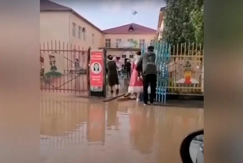 Три школы и детский сад затопило в Жанаозене после дождей