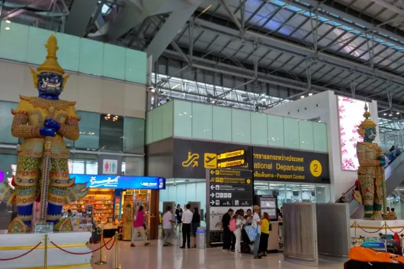 Власти Таиланда сняли все коронавирусные ограничения на въезд и отменили режим ЧП