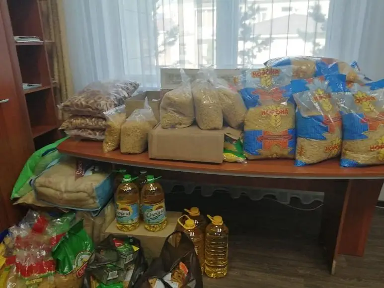 Пять грузовиков с продуктами и одеждой акмолинцы отправили в Костанайскую область