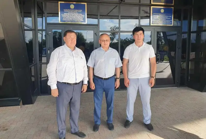 Сенатор Султан Дюсембинов проверил строительство школы и дорог в Жетысуской области