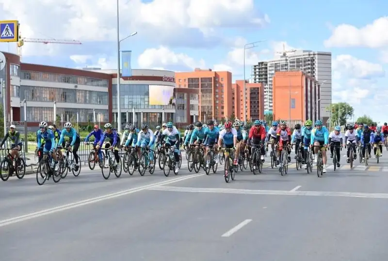 Александр Винокуров провел велопробег олимпийского дня в Петропавловске