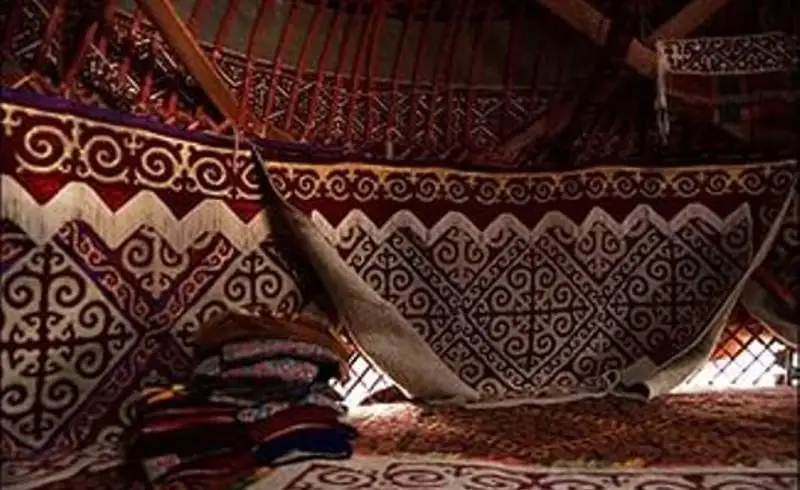 قازاق كىلەمدەرى ۇلتىمىزدىڭ ءداستۇرلى ءۇي مۇلكىنىڭ ەڭ كورنەكتىسى