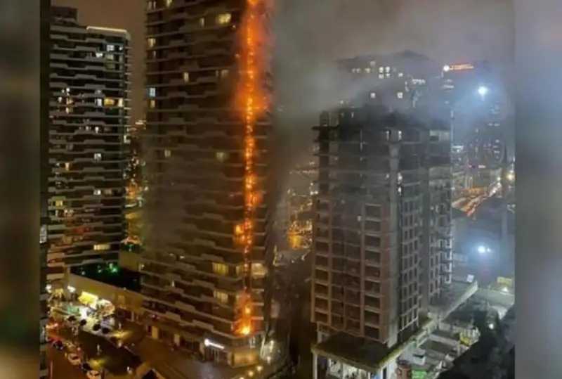 Жилой небоскреб загорелся в Стамбуле