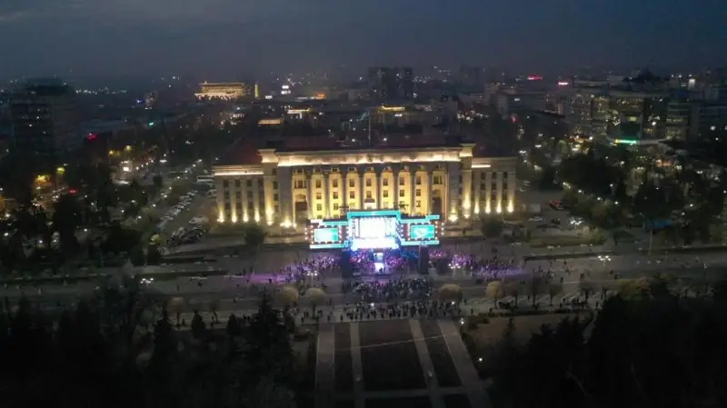 Концерт ко Дню Республики завершился салютом в Алматы