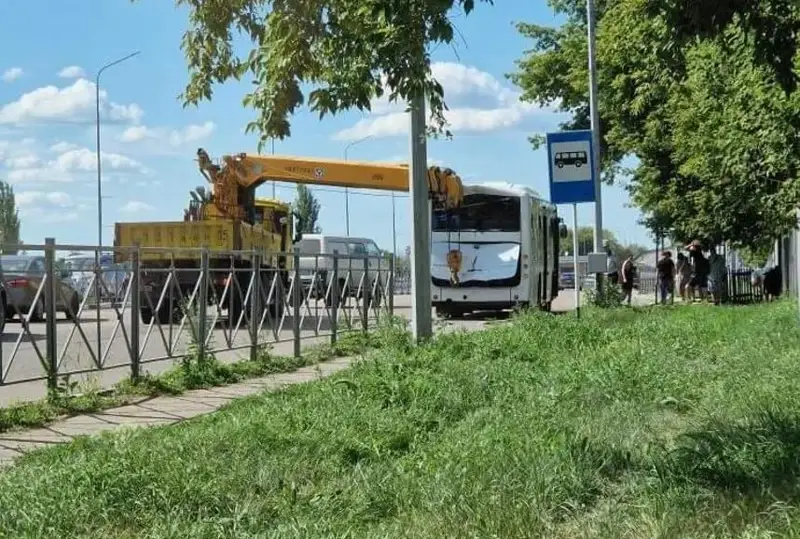 Манипулятор повредил автобус в Петропавловске: есть пострадавшие
