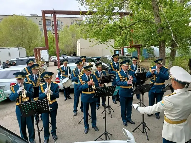 Oralda Ulttyq ulan orkestri maıdangerler úıi aldynda soǵys jylǵy ánderdi oryndady