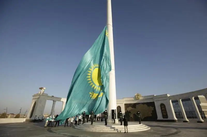 اتىراۋدا بيىكتىگى 91 مەترلىك تۋتۇعىر ورناتىلدى