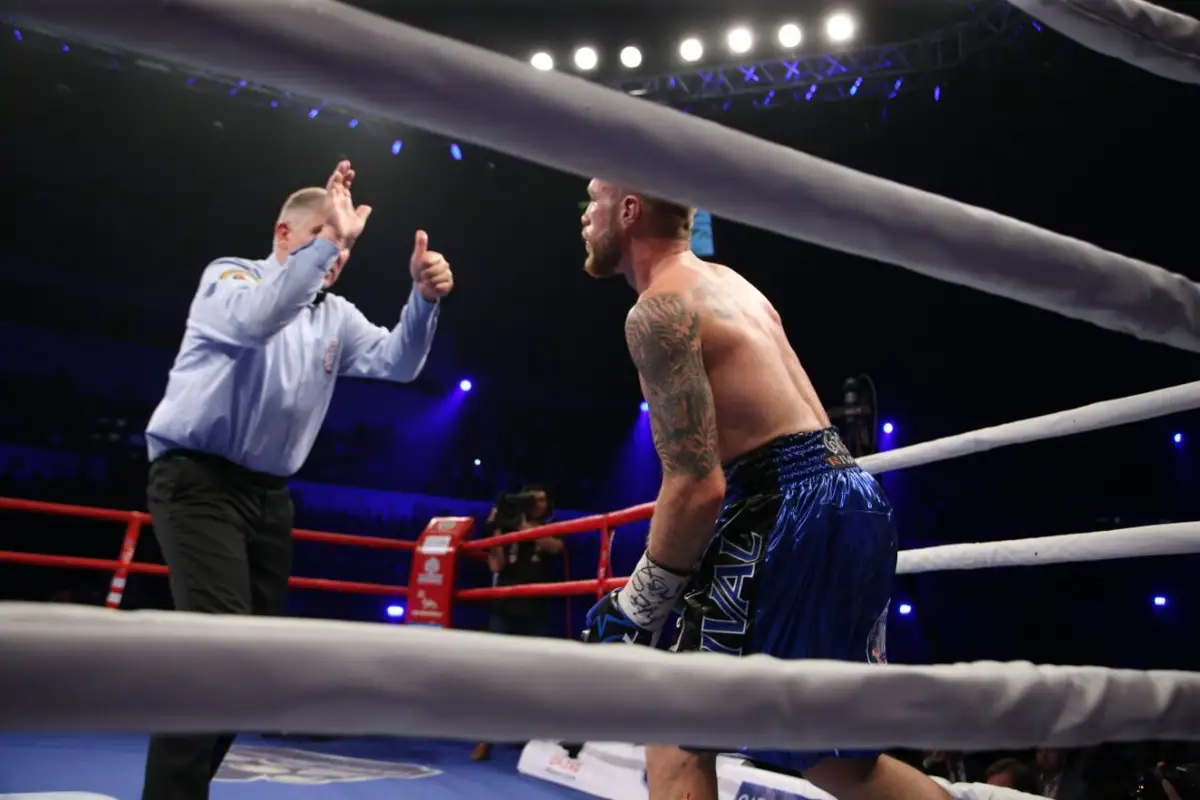 Бокс кеші: «Қазақ» канадалық «Жаман баланы» 9-шы раундта тізе бүктірді