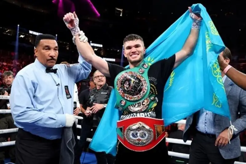 Казахстанский боксер Али Ахмедов получил титулы WBC и IBF после победы