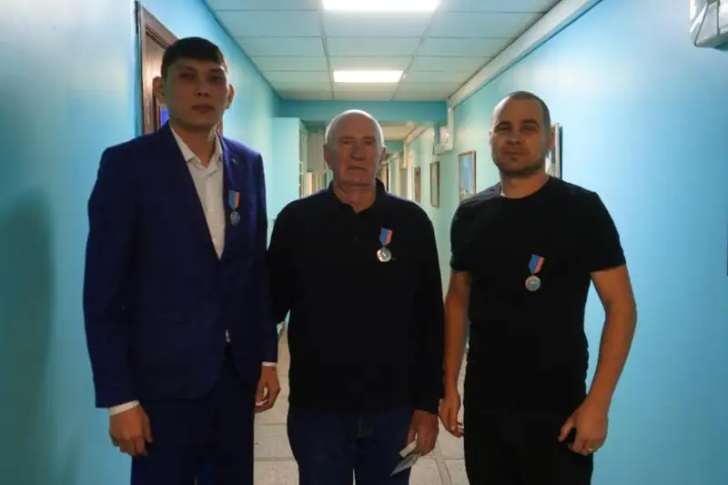 Óskemende órtengen úıden 3 adamdy qutqaryp qalǵan azamat marapattaldy