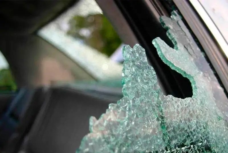 Карагандинец разбил стекла 9 машин и убил свою 70-летнюю мать