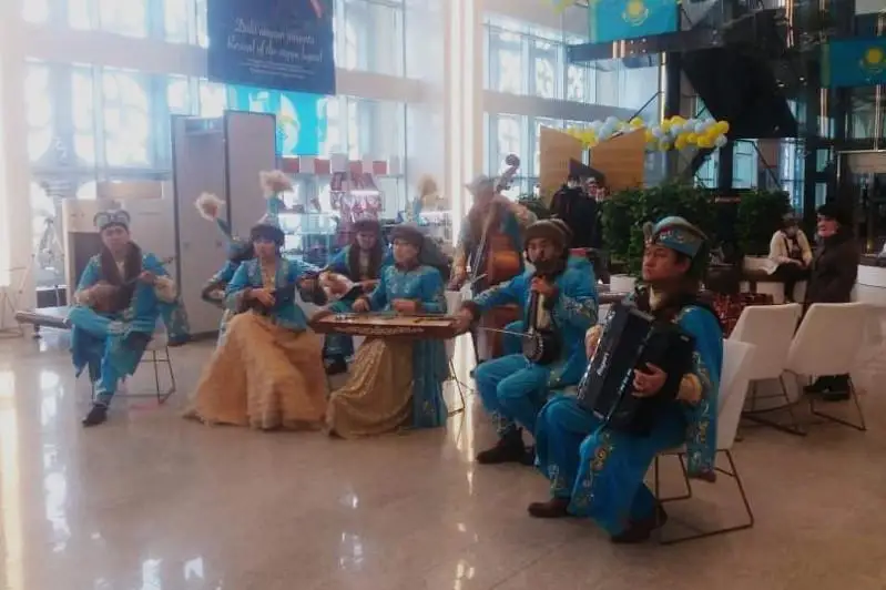 تۇركىستان اۋەجايى جولاۋشىلاردى ۇلتتىق كۇيمەن قارسى الدى