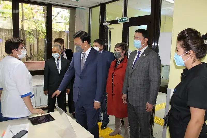 الەكسەي سوي الماتىداعى مەديتسينالىق مەكەمەلەردىڭ جۇمىسىمەن تانىستى