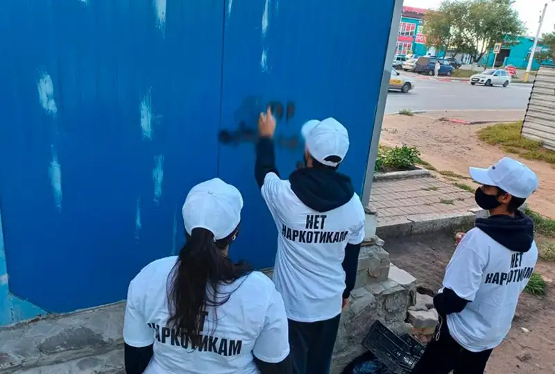 Более сотни наркограффити уничтожили полицейские в Костанае