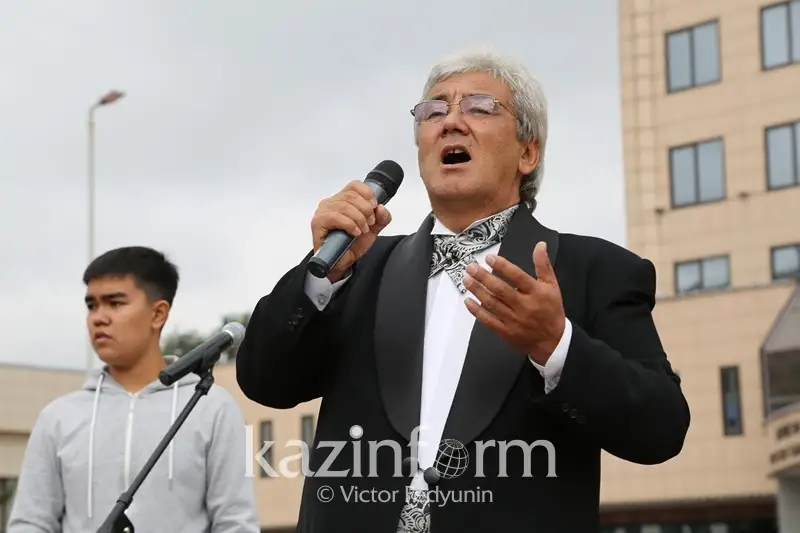 Астаналық сарбаз гитарамен Абайдың әнін орындады