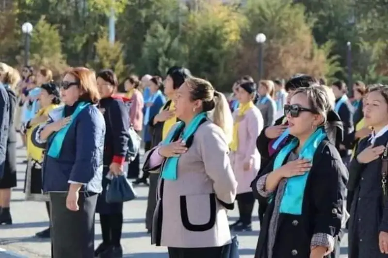 Respýblıka kúni: Kentaýda mektep basshylary men ustazdar Ánurandy shyrqady