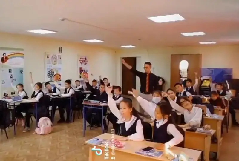 Oqýshylarmen bir tolqynda bolý mańyzdy - Tik-Tok jelisinde vıdeo jarııalaǵan jańaózendik muǵalim
