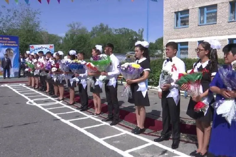 Жетісулық түлектер ауылдастарына тамаша тарту жасады