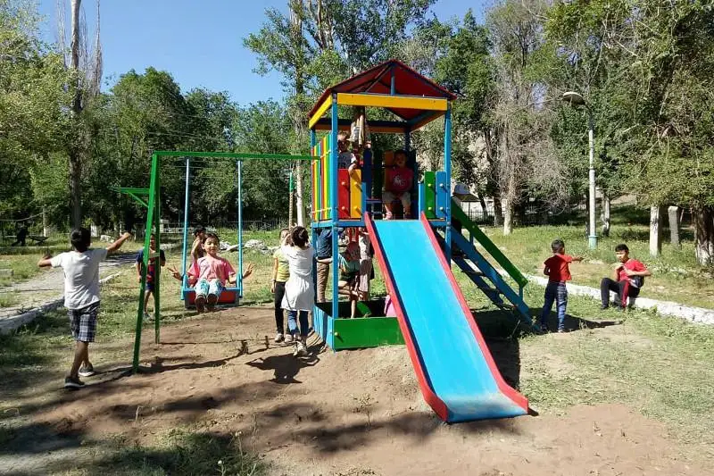 Выпускники прошлых лет дарят детям игровые площадки в Туркестанской области