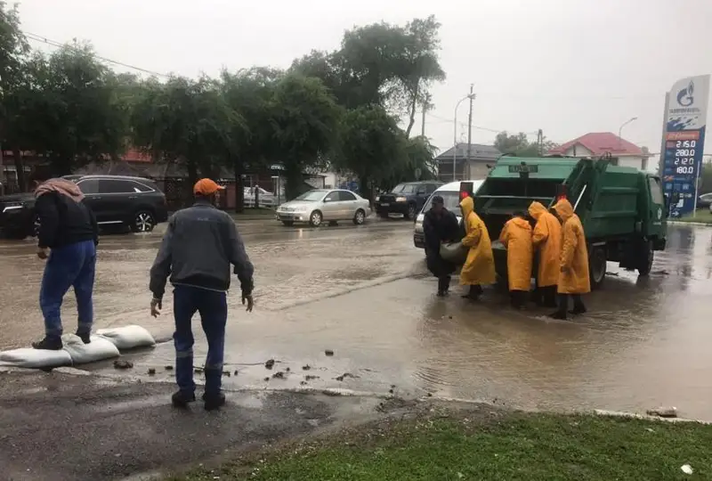 Последствия сильного ливня устраняют в Алматы