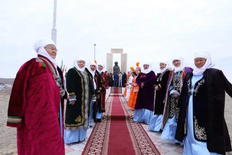 ءابىش كەكىلباي ۇلىنىڭ مەرەيتويىنا وراي، ءابىشتىڭ اناسىنا ارنالعان ەسكەرتكىش اشىلدى