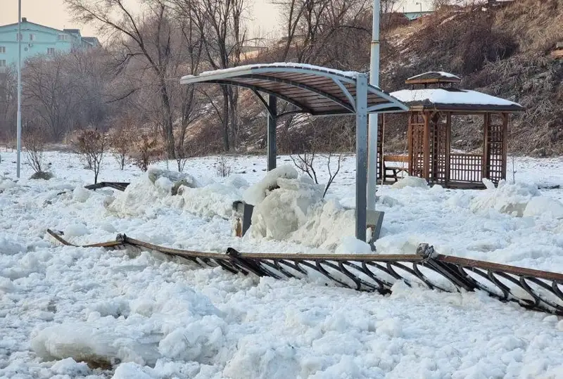 Сошедший лед снес ограждение на набережной реки Есентай в Алматы